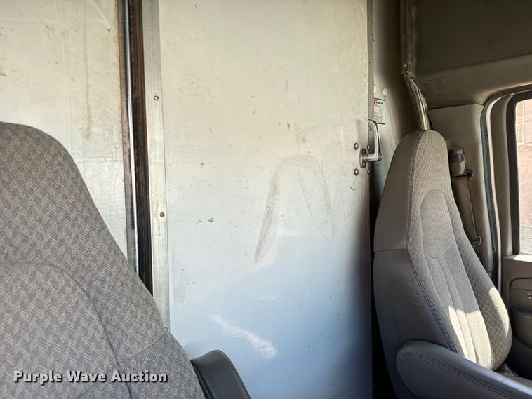 image for item MU9841 2006 Chevrolet  Express 3500 delivery truck