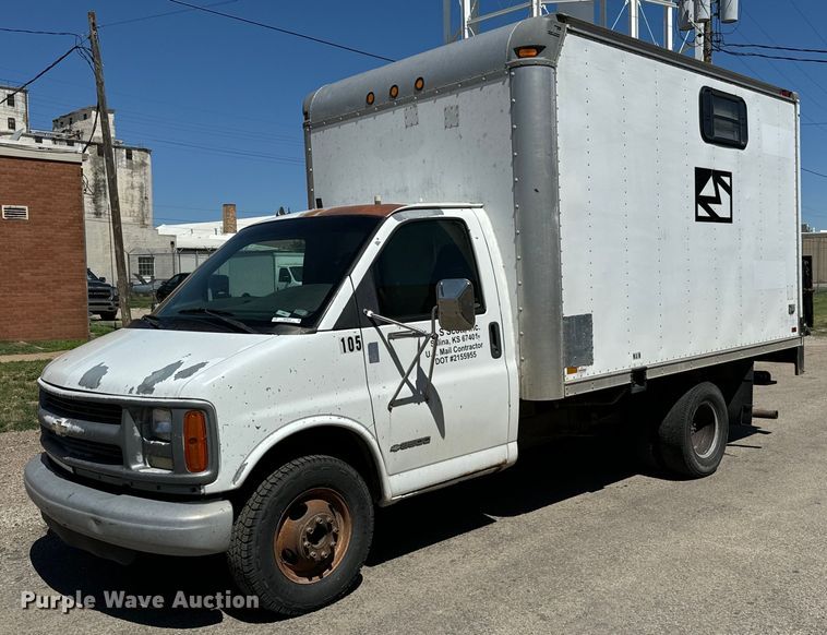 image for item MU9842 2002 Chevrolet  Express G3500 delivery truck