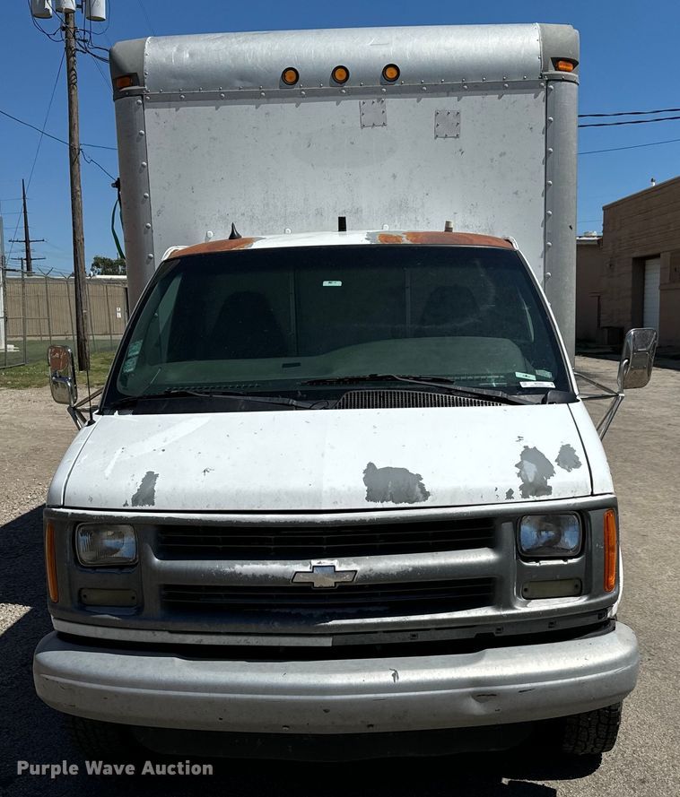 image for item MU9842 2002 Chevrolet  Express G3500 delivery truck