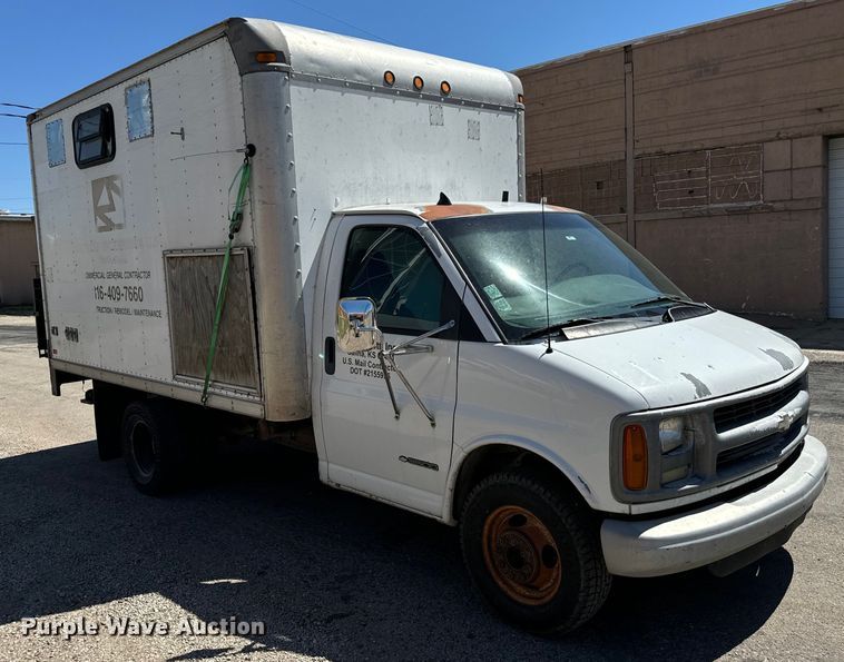 image for item MU9842 2002 Chevrolet  Express G3500 delivery truck