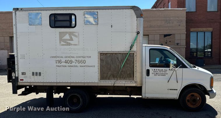 image for item MU9842 2002 Chevrolet  Express G3500 delivery truck