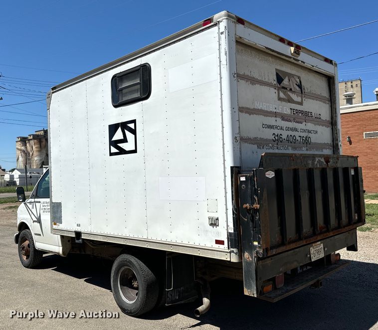 image for item MU9842 2002 Chevrolet  Express G3500 delivery truck