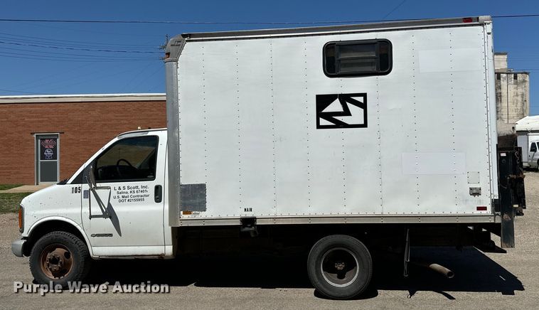 image for item MU9842 2002 Chevrolet  Express G3500 delivery truck