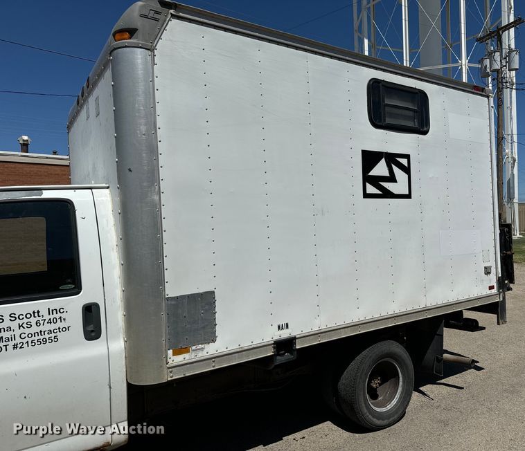 image for item MU9842 2002 Chevrolet  Express G3500 delivery truck