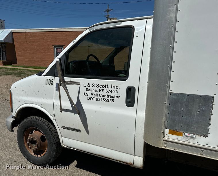 image for item MU9842 2002 Chevrolet  Express G3500 delivery truck