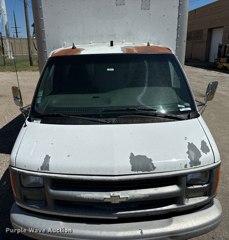 image for item MU9842 2002 Chevrolet  Express G3500 delivery truck