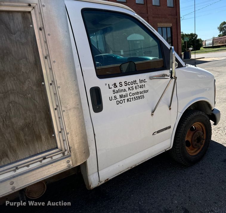 image for item MU9842 2002 Chevrolet  Express G3500 delivery truck