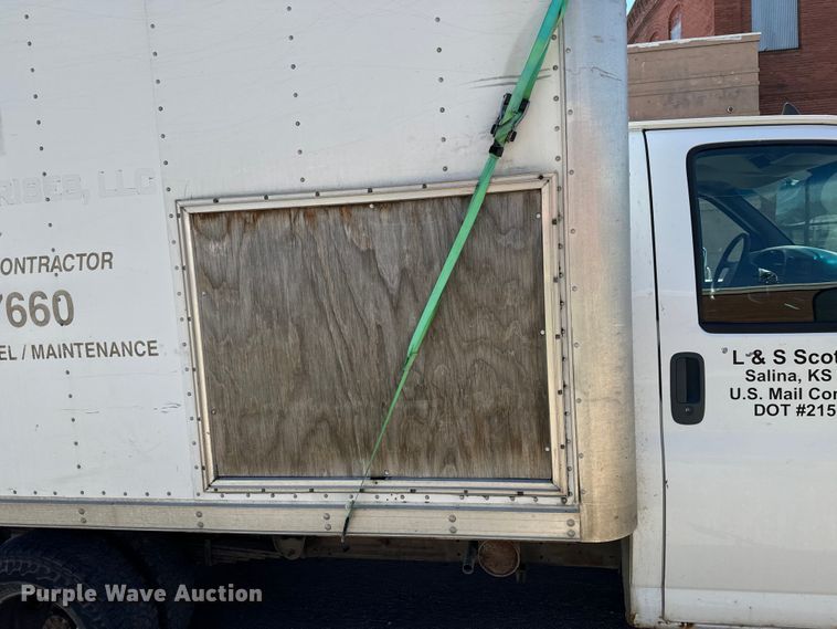 image for item MU9842 2002 Chevrolet  Express G3500 delivery truck