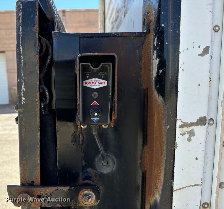 image for item MU9842 2002 Chevrolet  Express G3500 delivery truck