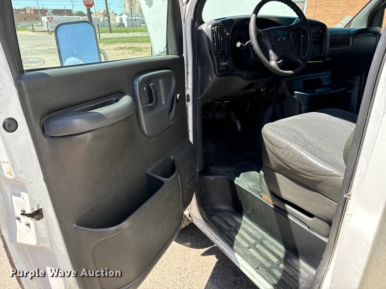 image for item MU9842 2002 Chevrolet  Express G3500 delivery truck