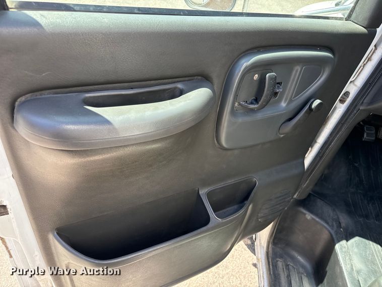 image for item MU9842 2002 Chevrolet  Express G3500 delivery truck