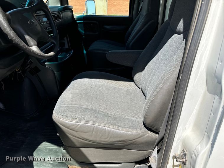 image for item MU9842 2002 Chevrolet  Express G3500 delivery truck