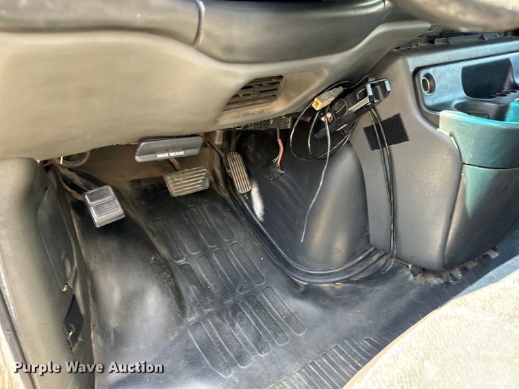 image for item MU9842 2002 Chevrolet  Express G3500 delivery truck