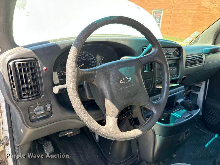 image for item MU9842 2002 Chevrolet  Express G3500 delivery truck