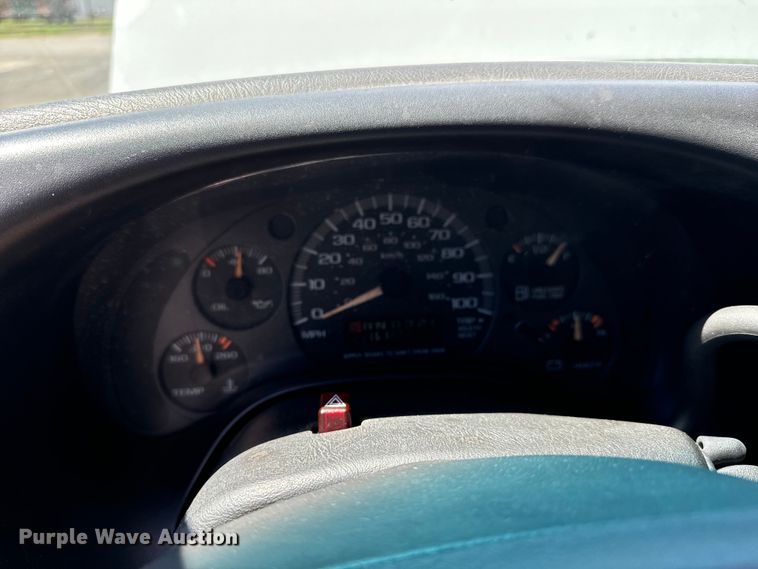 image for item MU9842 2002 Chevrolet  Express G3500 delivery truck