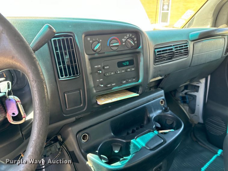 image for item MU9842 2002 Chevrolet  Express G3500 delivery truck