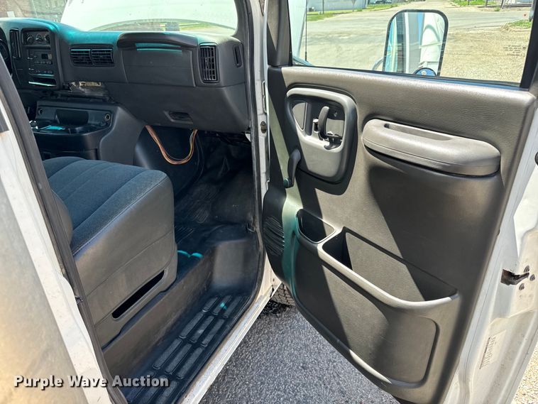 image for item MU9842 2002 Chevrolet  Express G3500 delivery truck