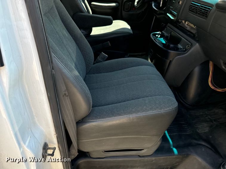 image for item MU9842 2002 Chevrolet  Express G3500 delivery truck