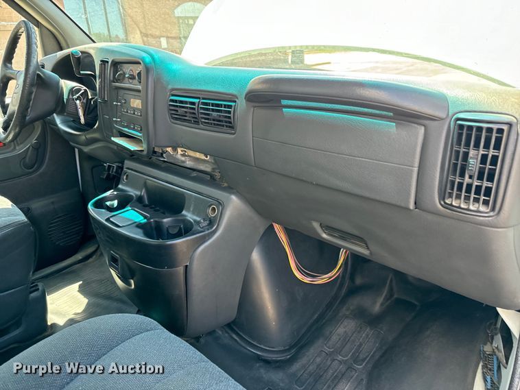 image for item MU9842 2002 Chevrolet  Express G3500 delivery truck