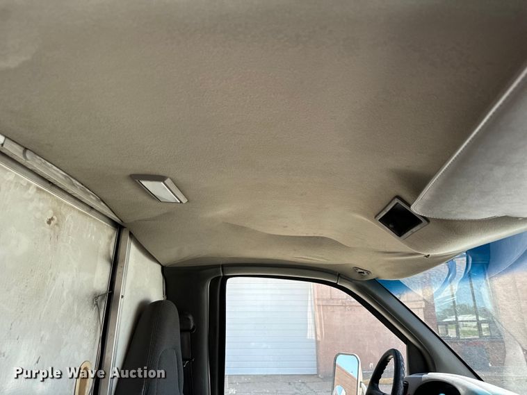 image for item MU9842 2002 Chevrolet  Express G3500 delivery truck