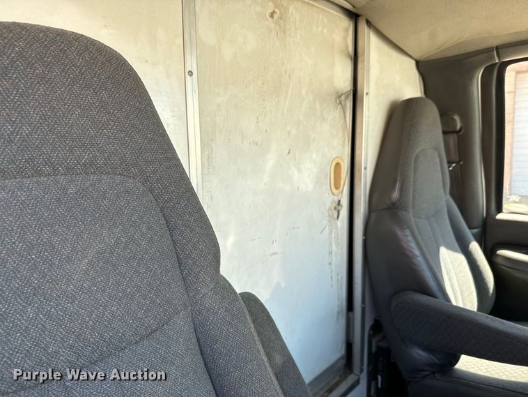 image for item MU9842 2002 Chevrolet  Express G3500 delivery truck