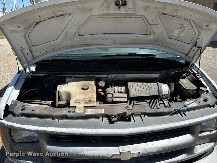 image for item MU9842 2002 Chevrolet  Express G3500 delivery truck