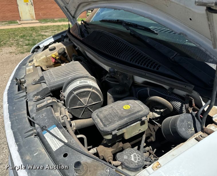 image for item MU9842 2002 Chevrolet  Express G3500 delivery truck