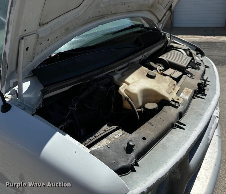 image for item MU9842 2002 Chevrolet  Express G3500 delivery truck