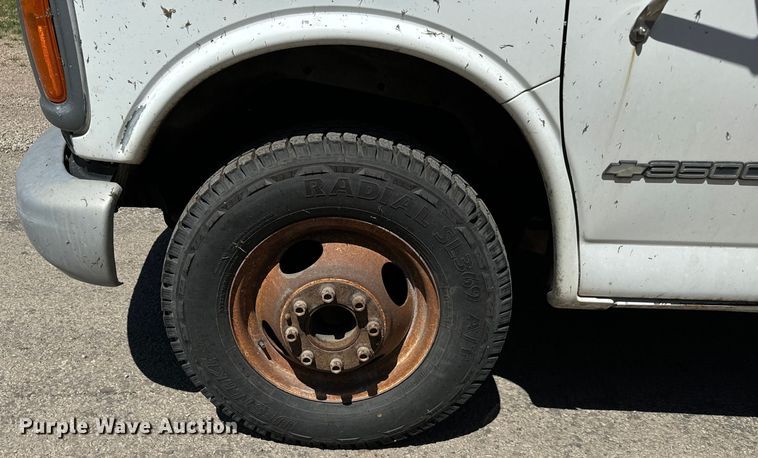 image for item MU9842 2002 Chevrolet  Express G3500 delivery truck