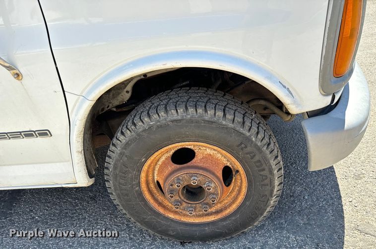 image for item MU9842 2002 Chevrolet  Express G3500 delivery truck