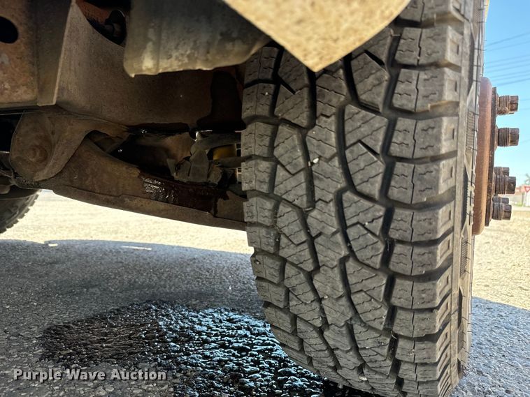 image for item MU9842 2002 Chevrolet  Express G3500 delivery truck