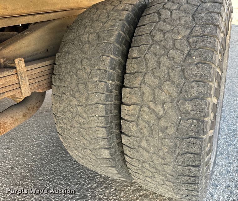 image for item MU9842 2002 Chevrolet  Express G3500 delivery truck