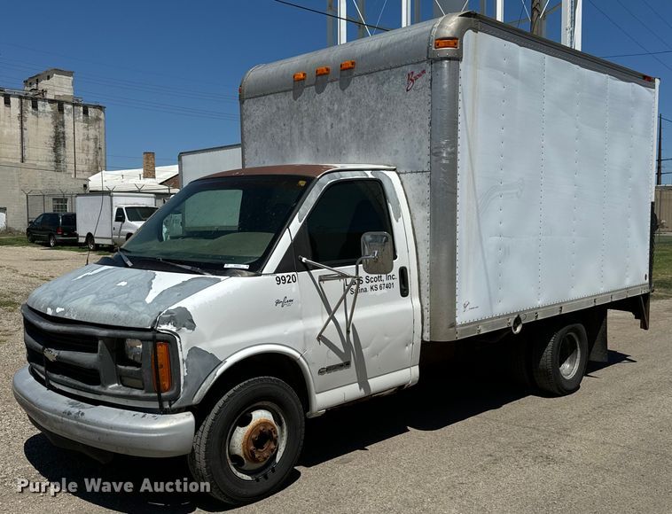 image for item MU9843 1999 Chevrolet  Express 3500 box truck