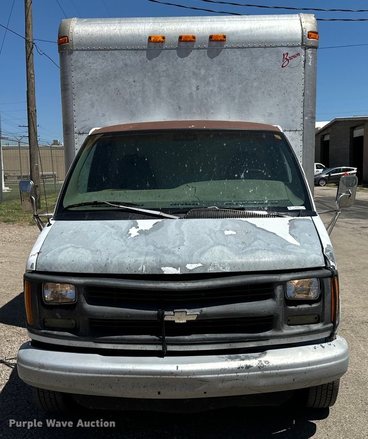 image for item MU9843 1999 Chevrolet  Express 3500 box truck
