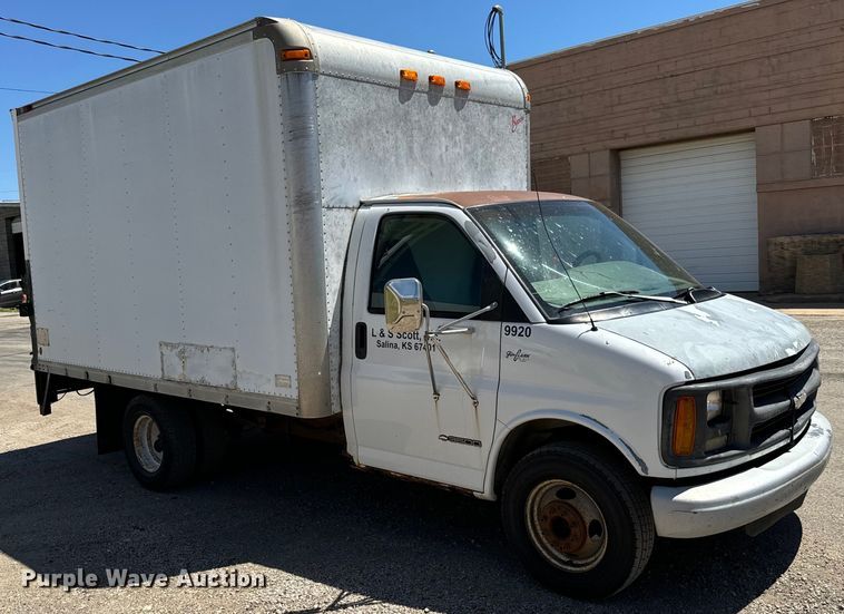 image for item MU9843 1999 Chevrolet  Express 3500 box truck