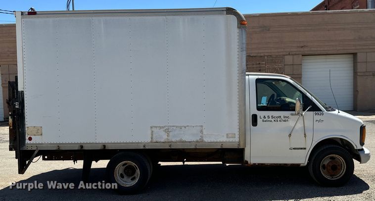 image for item MU9843 1999 Chevrolet  Express 3500 box truck
