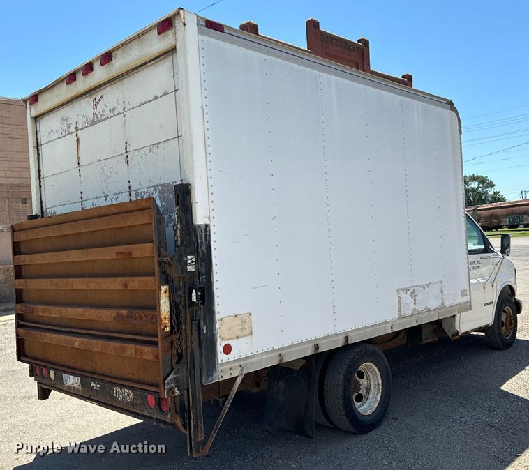 image for item MU9843 1999 Chevrolet  Express 3500 box truck