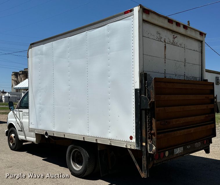image for item MU9843 1999 Chevrolet  Express 3500 box truck