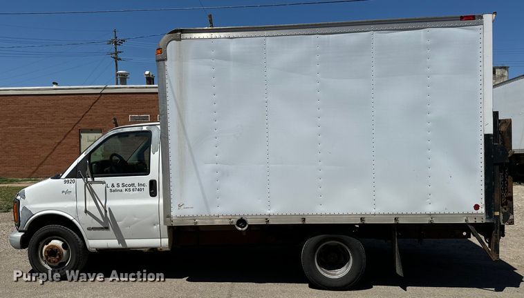 image for item MU9843 1999 Chevrolet  Express 3500 box truck