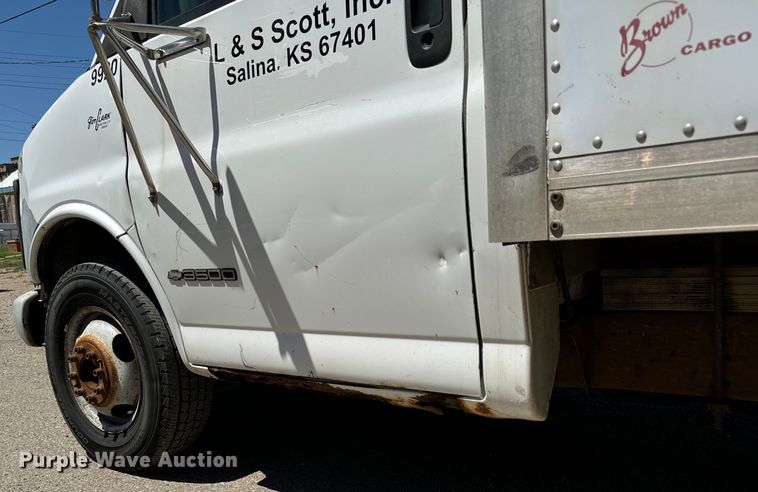 image for item MU9843 1999 Chevrolet  Express 3500 box truck