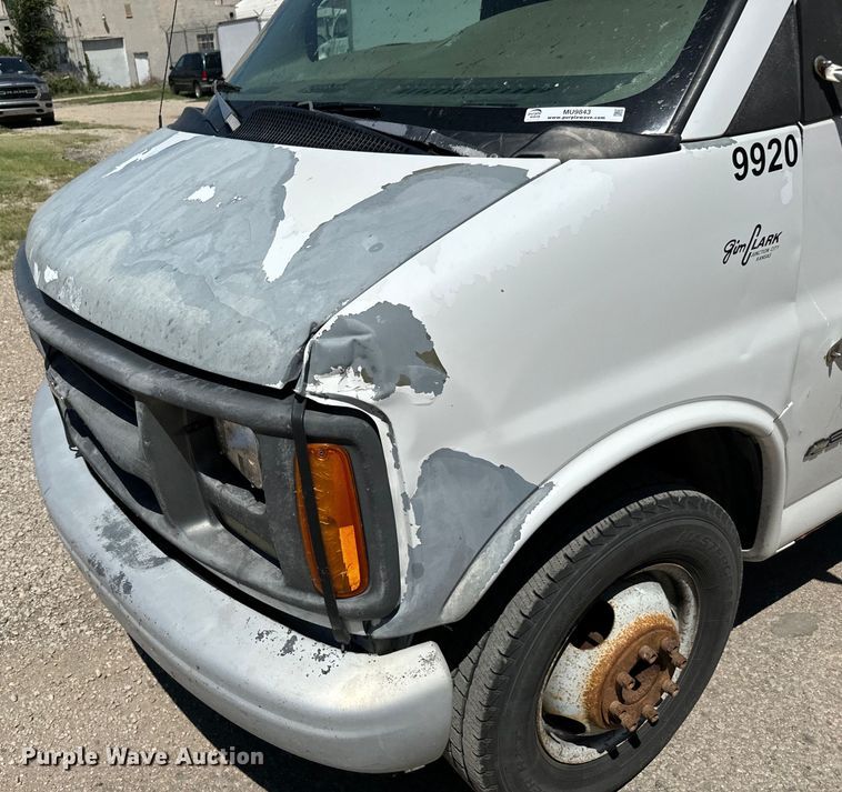 image for item MU9843 1999 Chevrolet  Express 3500 box truck