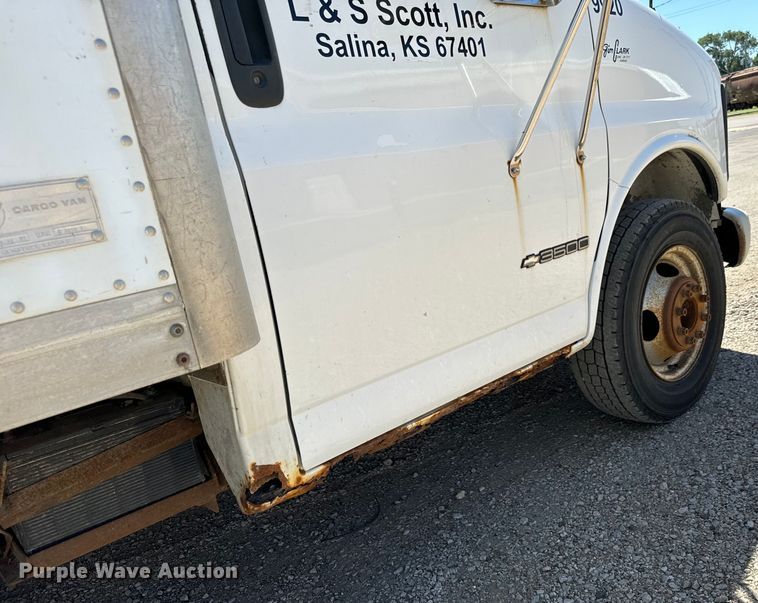 image for item MU9843 1999 Chevrolet  Express 3500 box truck