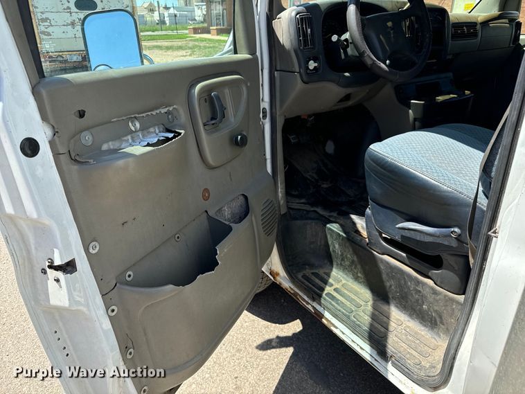 image for item MU9843 1999 Chevrolet  Express 3500 box truck