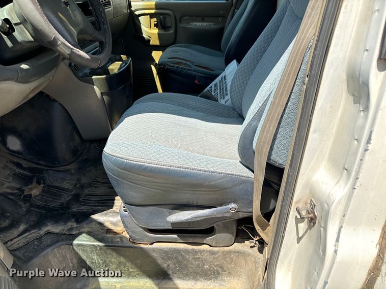 image for item MU9843 1999 Chevrolet  Express 3500 box truck