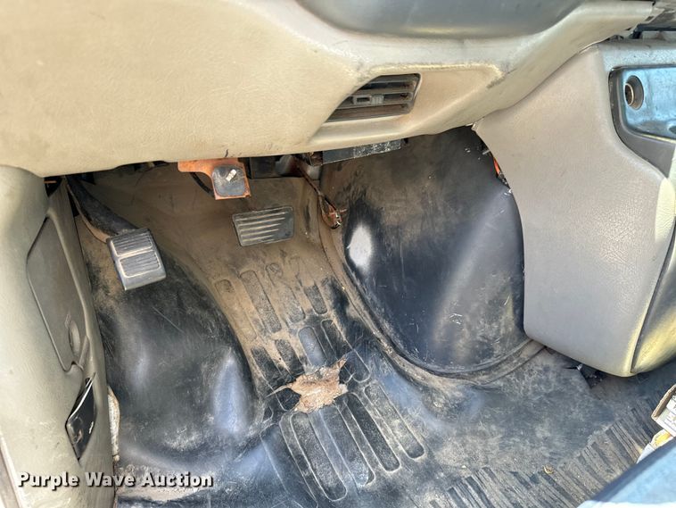 image for item MU9843 1999 Chevrolet  Express 3500 box truck