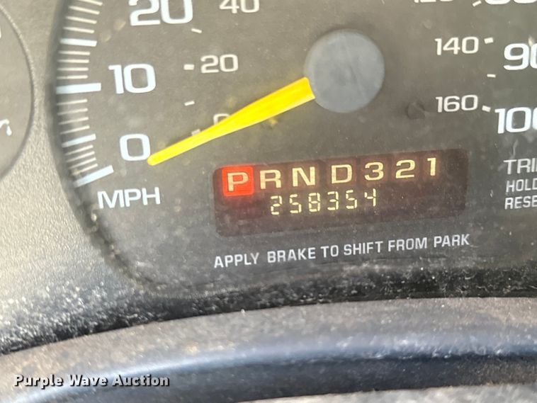 image for item MU9843 1999 Chevrolet  Express 3500 box truck