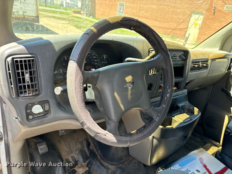 image for item MU9843 1999 Chevrolet  Express 3500 box truck