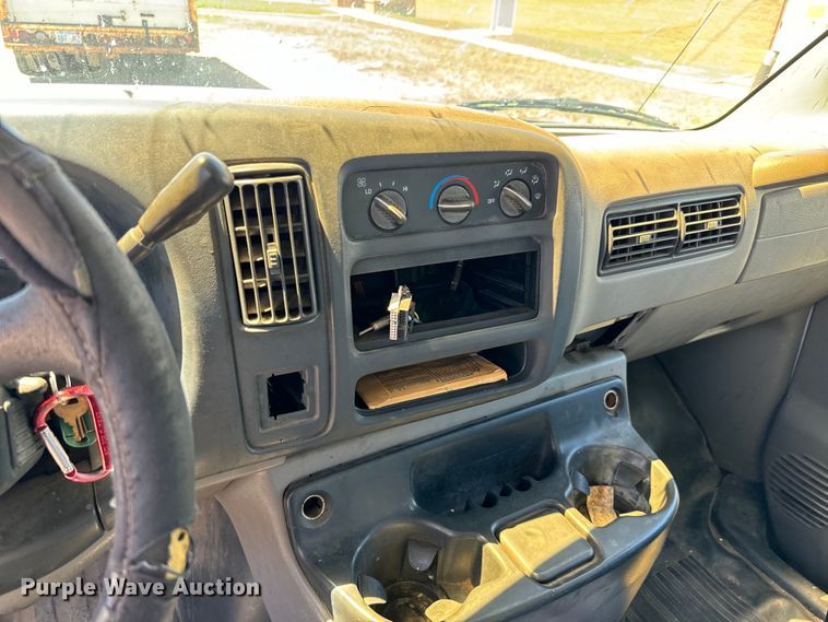 image for item MU9843 1999 Chevrolet  Express 3500 box truck