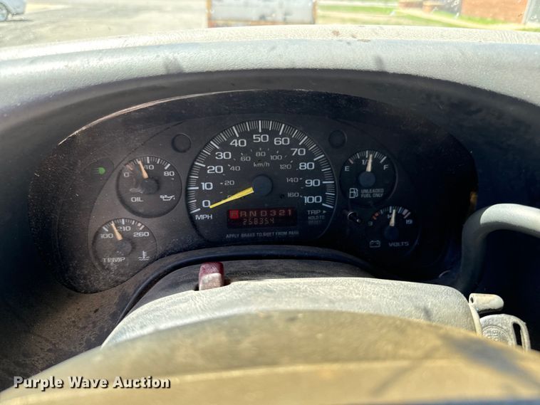 image for item MU9843 1999 Chevrolet  Express 3500 box truck