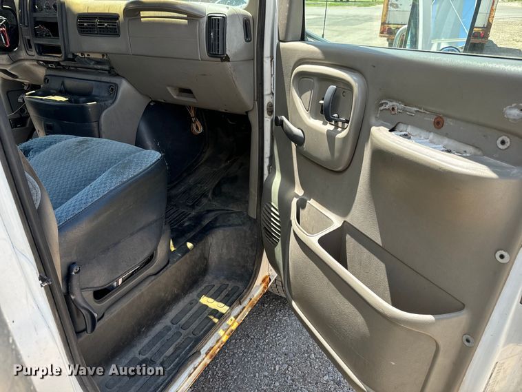 image for item MU9843 1999 Chevrolet  Express 3500 box truck